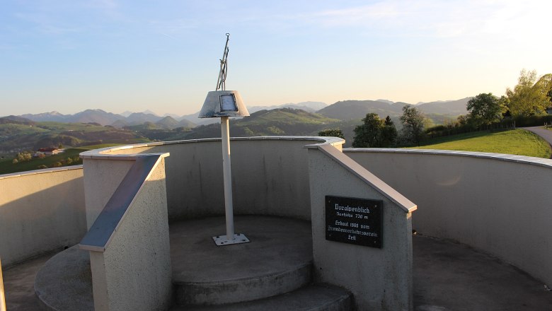 The rotating arrow helps to identify the surrounding mountains, © Pöchacker - Mostviertel Tourismus