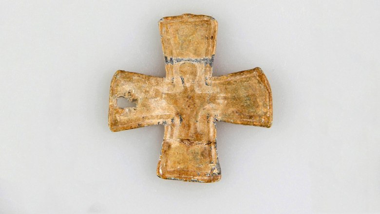 Early medieval lead cross from the Schanzberg in Thunau, © State Collections of Lower Austria, UF-19020.277