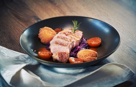 Pink duck breast on red pear cabbage with potato gnocchi & sage apricots, © Niederösterreich Werbung/Andreas Hofer