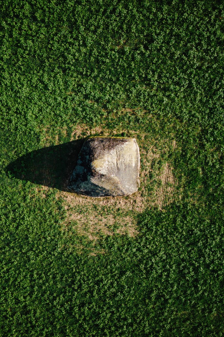 The pyramid-shaped stone casts shadows and raises questions., © Melanie Kerzendorfer
