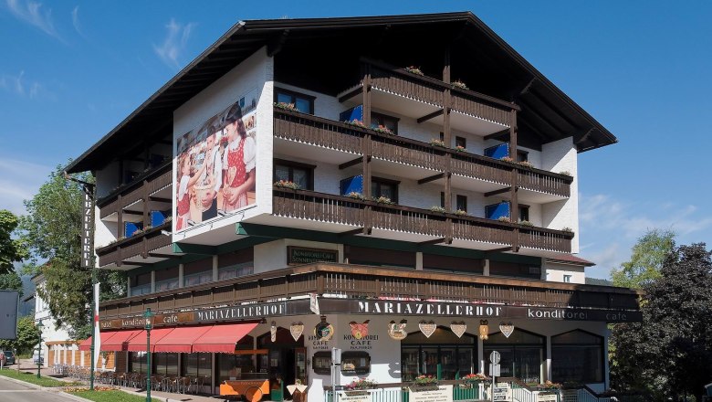 Exterior view of the Hotel Pirker Mariazellerhof with balconies and café.