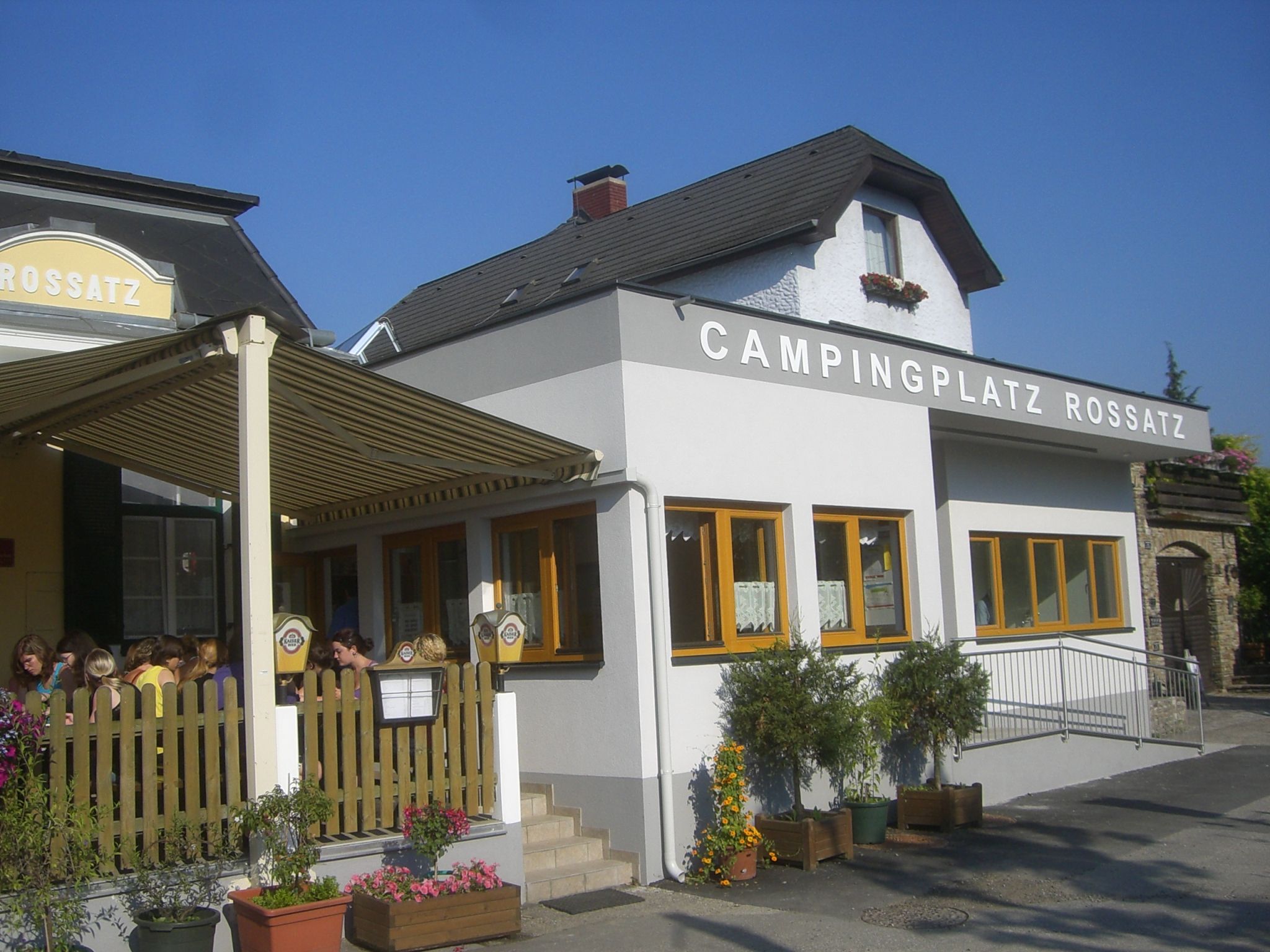 Entrance to the Rossatzbach campsite with terrace and sunshade.