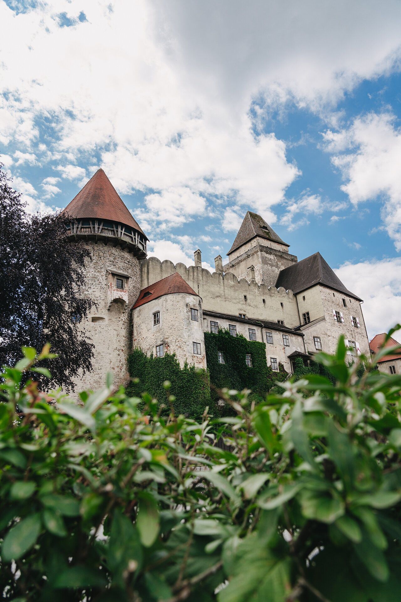 Die majestätische Burg Heidenreichstein thront stolz über der malerischen Landschaft, umgeben von üppigem Grün und sanften Hügeln. Ihre historischen Mauern erzählen Geschichten aus vergangenen Zeiten und laden dazu ein, die faszinierende Architektur zu erkunden. Ein idealer Ort, um die Seele baumeln zu lassen und die Schönheit der Natur zu genießen.