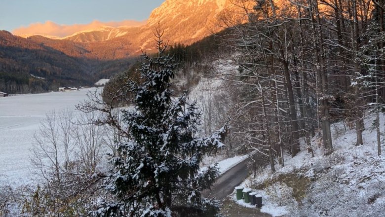6d767414-dd04-425f-8cf1-08e1ec4fe488, © Martin Sturm Snow-covered landscape with mountains in the background, illuminated by the evening sun.