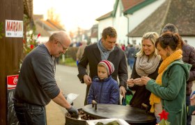 Hot roasted chestnuts – simply wonderful!, © Weinviertel Tourismus/Astrid Bartl