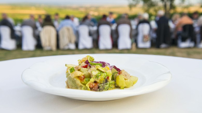 Dinner in the vineyard, © Weinviertel Tourismus/Blaha