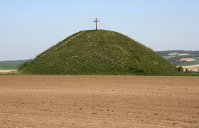 The famous burial mound of Großmugl is 15 meters high, © Landessammlungen Niederösterreich / N. Weigl