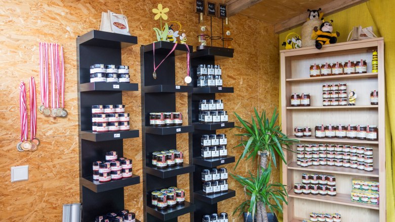 Organic beekeeping Niklas, &copy; Theo Kust