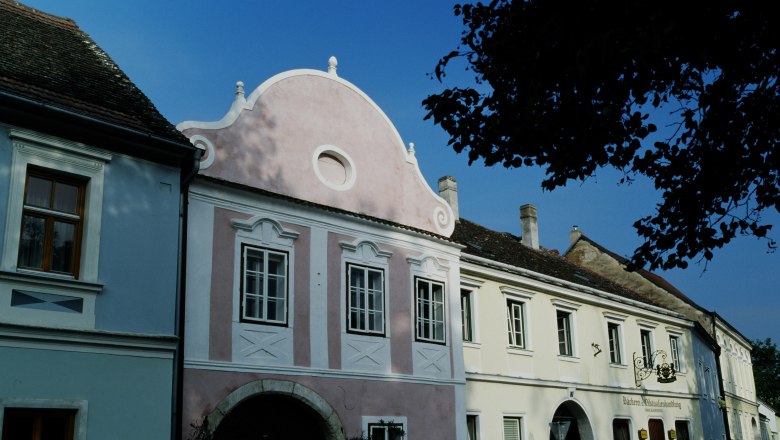 Historic buildings in Hadersdorf-Kammern with blue and pink façades.
