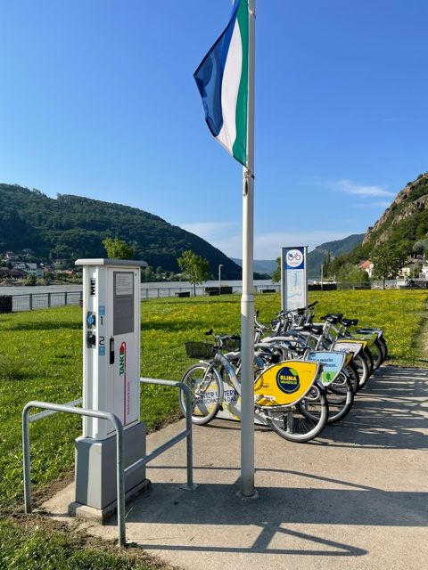 E-bike charging stations