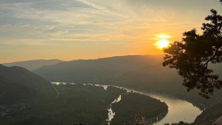 Setting sun at the D&uuml;rnstein pulpit, &copy; Fesslh&uuml;tte/Familie Mang