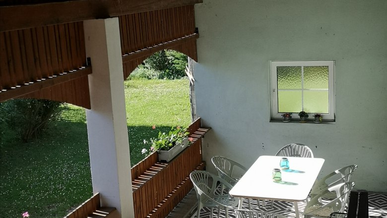 Covered outdoor area, &copy; Karin Schindl