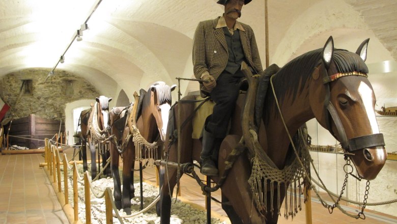 Exhibition object in the Maritime Museum with figures on wooden horses.
