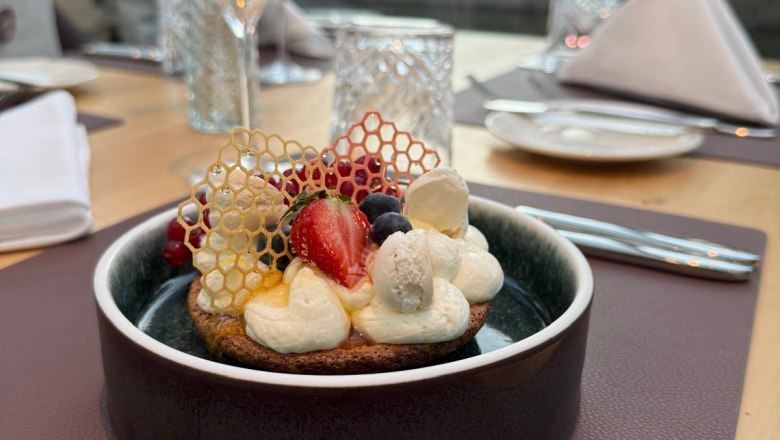 Honey macaron with yogurt cream, &copy; Sebastien Levier