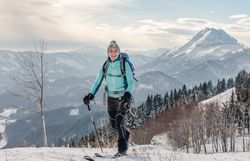 In der winterlichen Berglandschaft von Annaberg strahlt die Sonne über schneebedeckte Gipfel und verzaubert die Umgebung. Ein fröhlicher Skitourengeher genießt die frische, klare Luft und die atemberaubenden Ausblicke auf die majestätischen Berge. Die unberührte Natur lädt dazu ein, die Ruhe und Schönheit der winterlichen Alpen zu erleben.