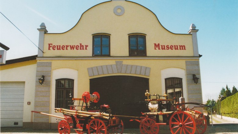 Historic fire engines in front of the St. Leonhard am Forst Fire Brigade Museum.