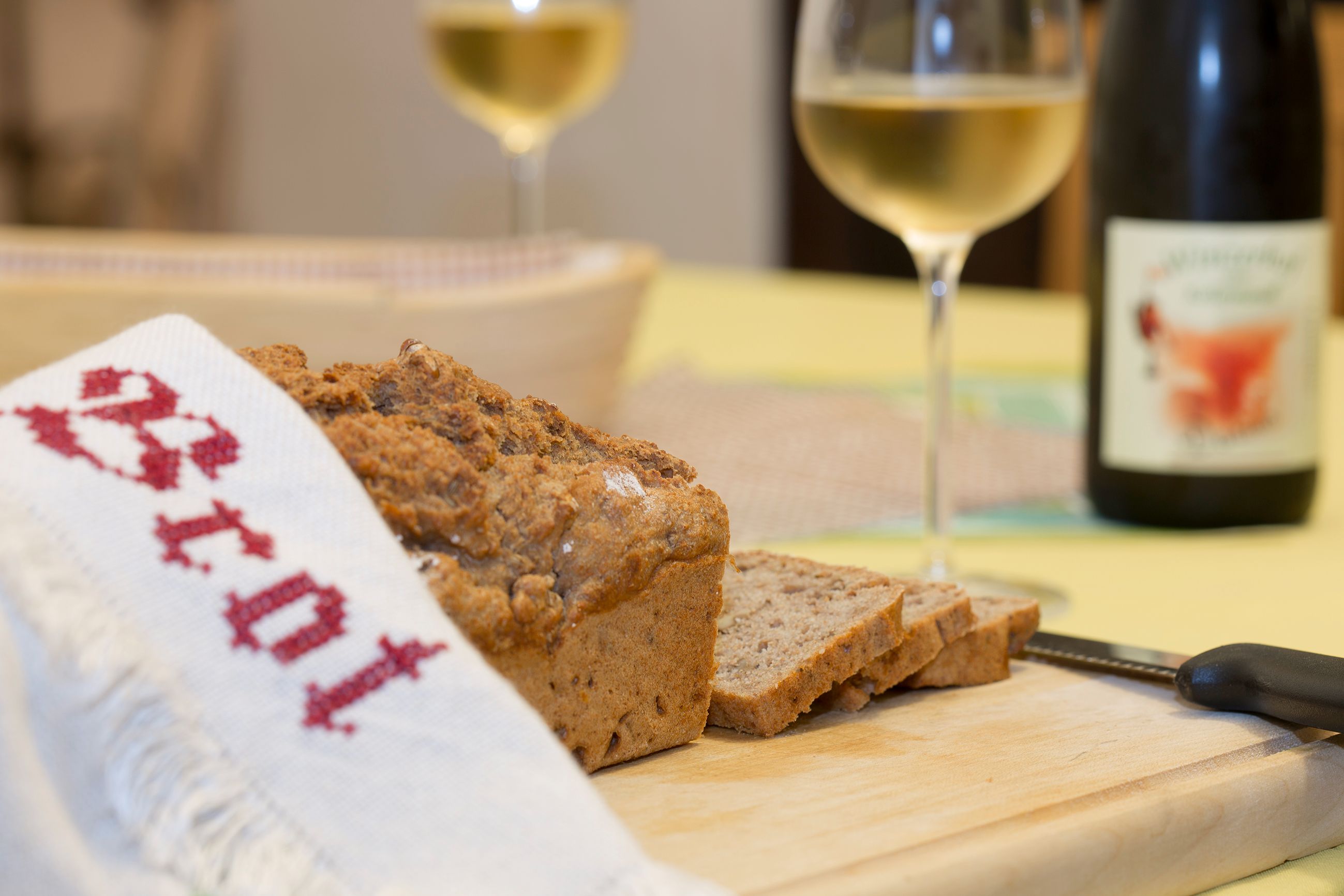 Wine tasting with bread at the Kellermandl organic winery