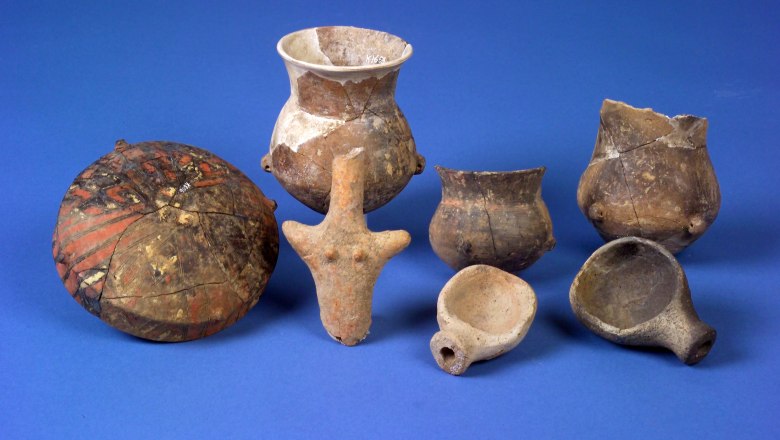 Neolithic spoons, pottery and a ceramic figurine from the circular ditch, © IUHA Wien/A. Schumacher