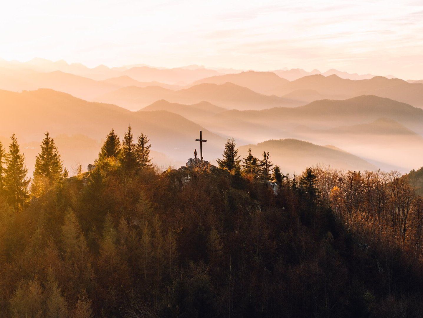 Die sanften Hügel des Mostviertels erstrahlen im warmen Licht des Herbstes, während die Bäume in leuchtenden Farben leuchten. Ein Kreuz auf dem Gipfel lädt Wanderer ein, die atemberaubende Aussicht auf die umliegenden Berge und Täler zu genießen. Hier, wo die Natur in voller Pracht erblüht, findet jeder Besucher einen Ort der Ruhe und Inspiration.