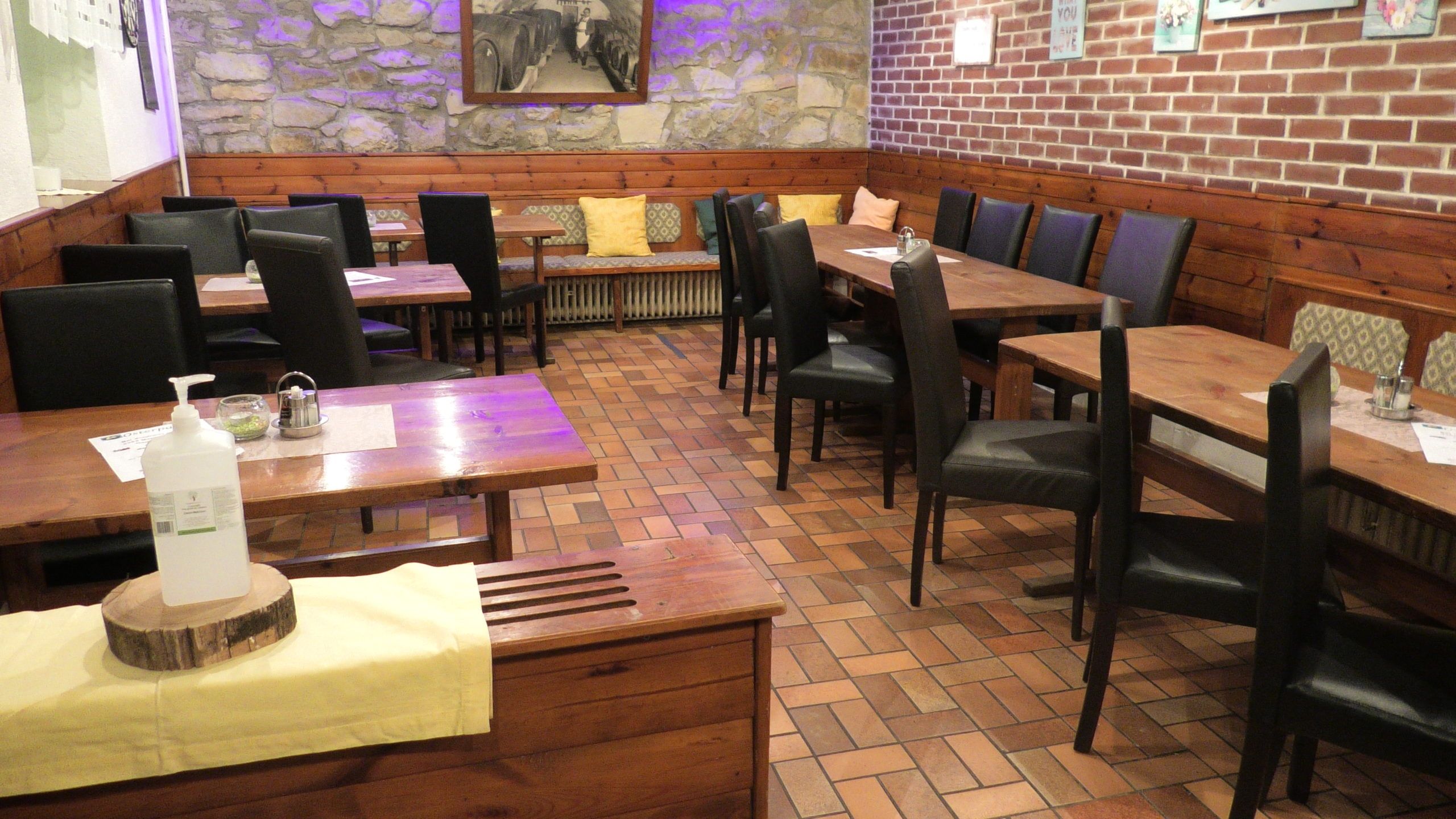 Stüberl with tables in the Stadtwirt Windisch, Mannersdorf/Leithagebirge