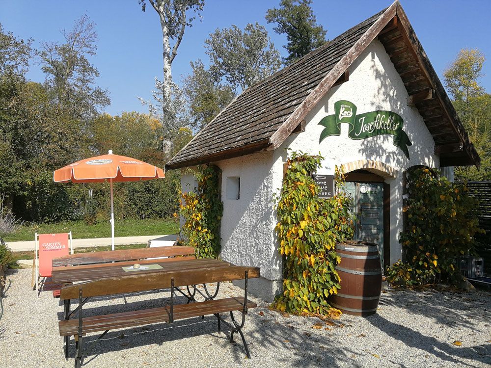 Guest garden with bench and tables 
