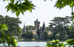 Umgeben von üppigem Grün und dem glitzernden Wasser des Sees, erhebt sich die majestätische Franzensburg mit ihren markanten Türmen und Zinnen. Diese romantische Kulisse lädt dazu ein, die Seele baumeln zu lassen und die Schönheit der Natur zu genießen.