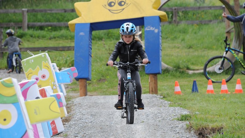Child riding a bike in the Leopark-Fun Bikepark Semmering.