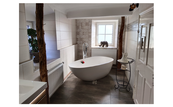 Bathroom, &copy; G&G