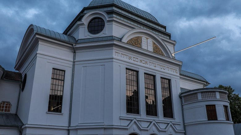 Former St P&ouml;lten Synagogue_Exterior view at dusk with light sculpture, &copy; N&Ouml; Museum Betriebs GmbH, Daniel Hinterramskogler