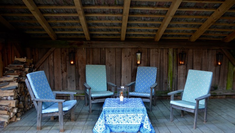 Covered seating area in the courtyard, © SSz