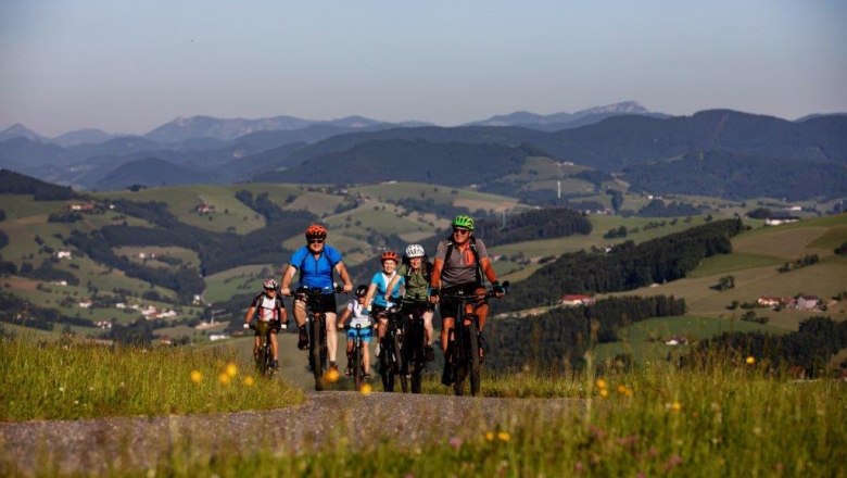 Cycling with e-bike guide Fritz, © schwarz-koenig.at