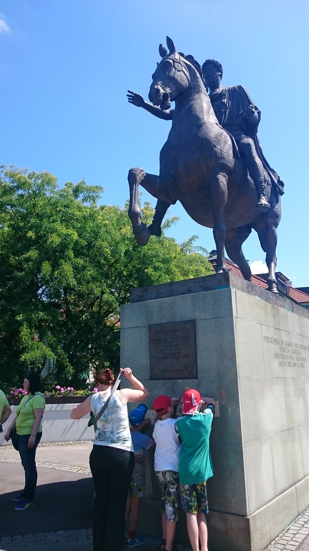 Tulu Tour at the Tulln equestrian monument