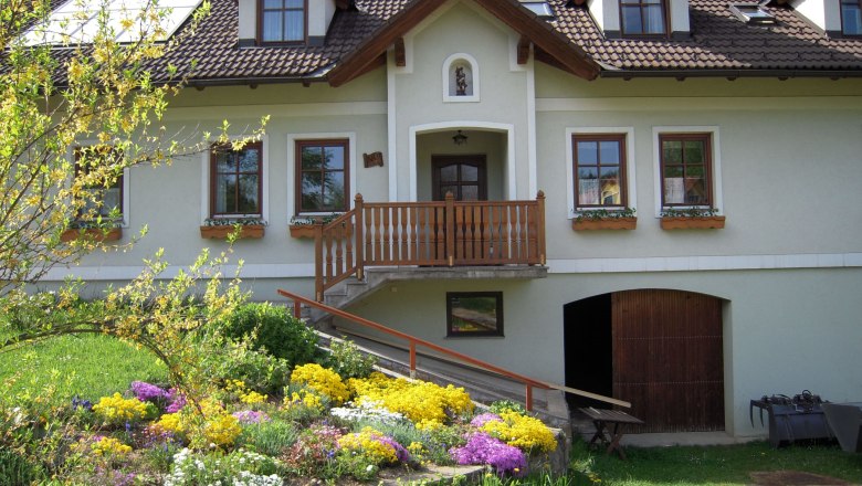 House in spring, © Biobauernhof Mayerhofer