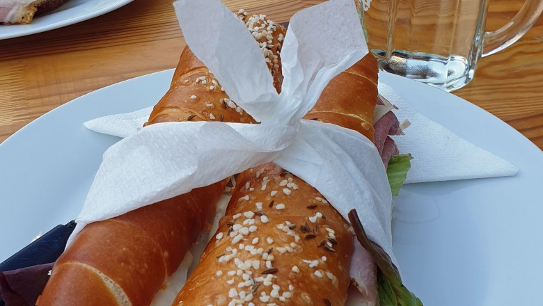 Winery & wine tavern Steurer, Haslau/Danube, filled giant salt sticks, © Donau Niederösterreich