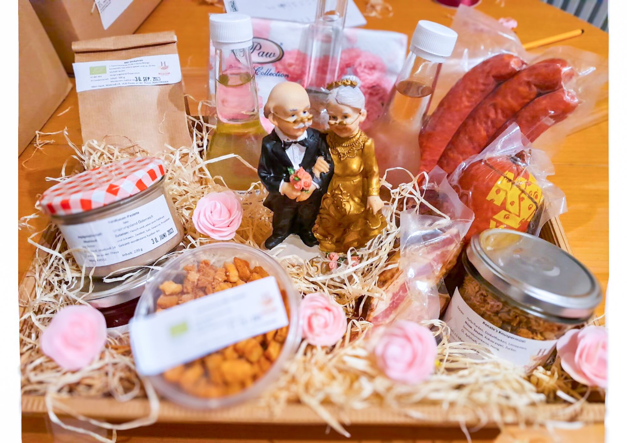 Gift box with food and figurines of an elderly couple.