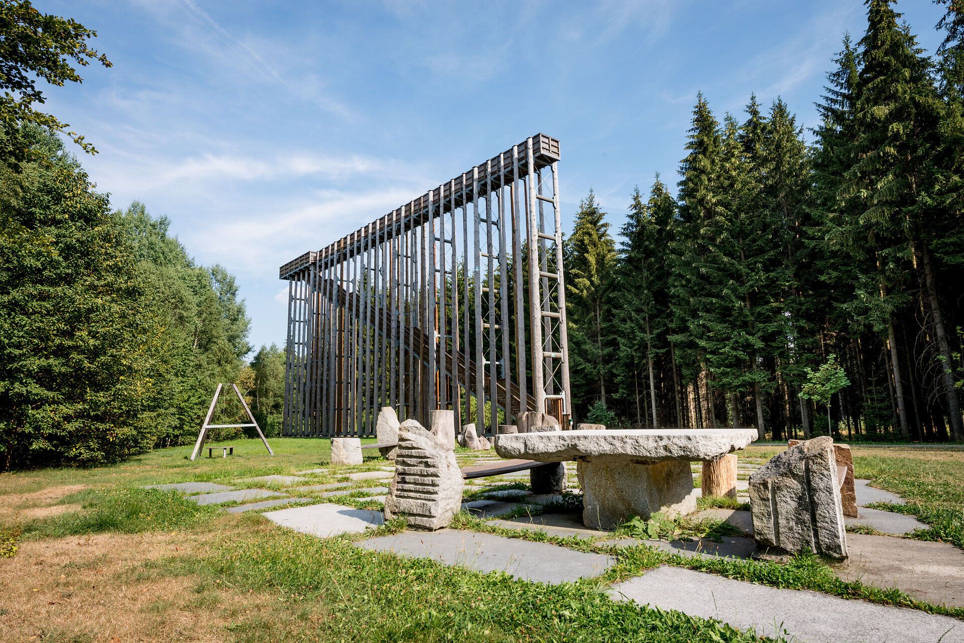The sky ladder rises majestically between the tall trees of the Schrems high moor nature park. Here, where nature is in full bloom, the fresh air invites you to unwind and enjoy the beauty of the surroundings.