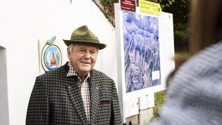 Cellar lane guide in front of the wine museum
