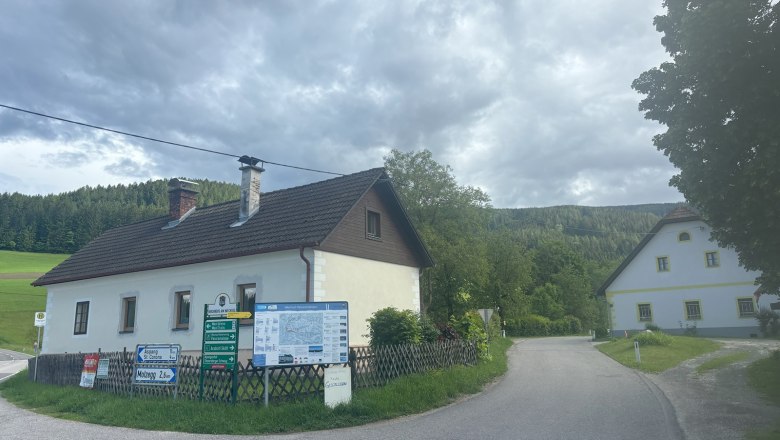 Vacation cottage Hofer, © Michael Hofer Rural road with two houses and signposts, surrounded by woods and meadows.