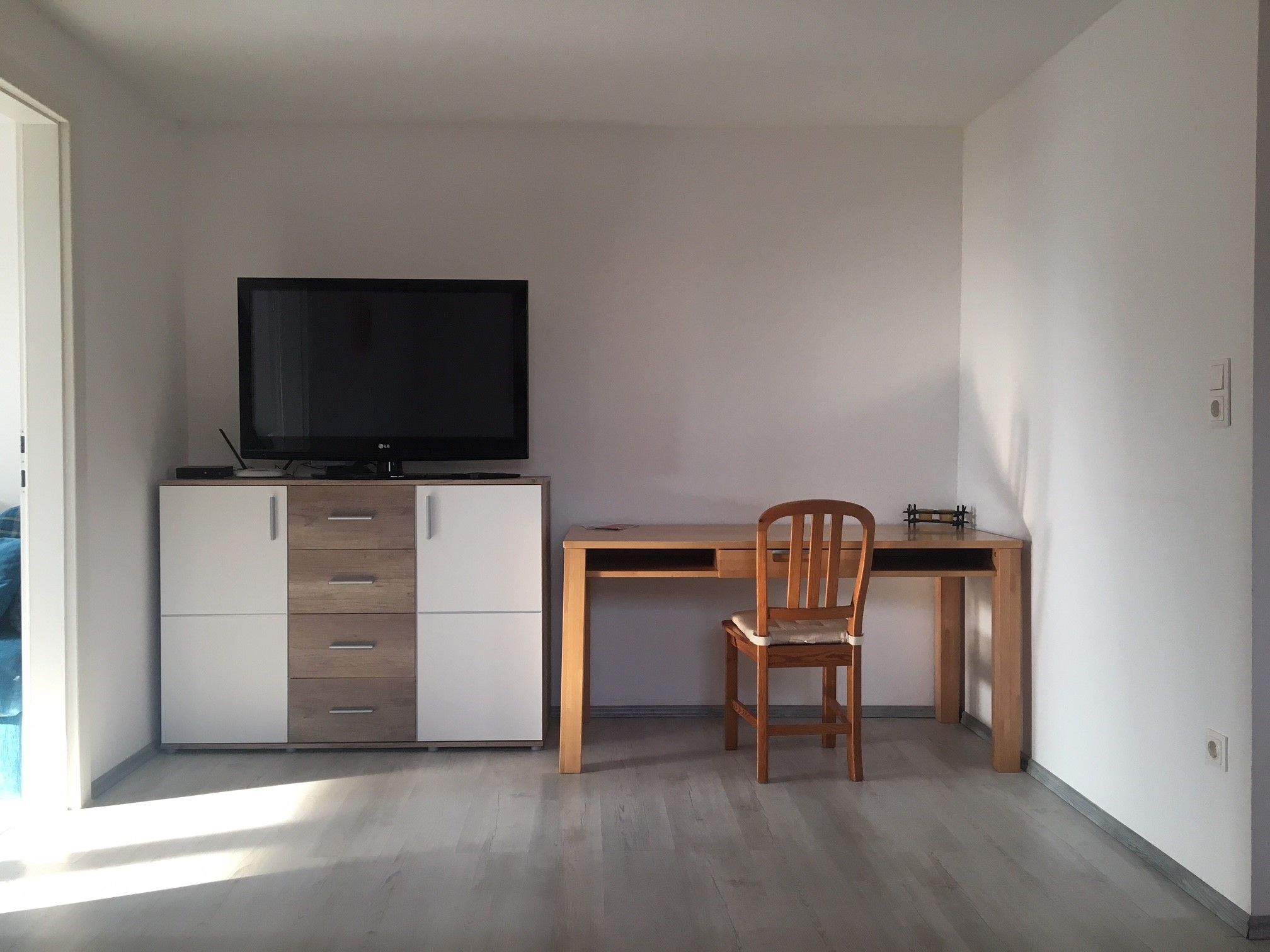 Living room with TV and desk 