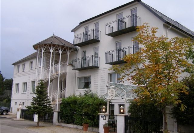 Entrance, © Villa Nina A multi-storey building with balconies and an entrance with columns.