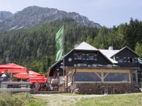 Edelweissh&uuml;tte mit Blick auf die Fadenw&auml;nde, &copy; Alpenverein Edelweiss