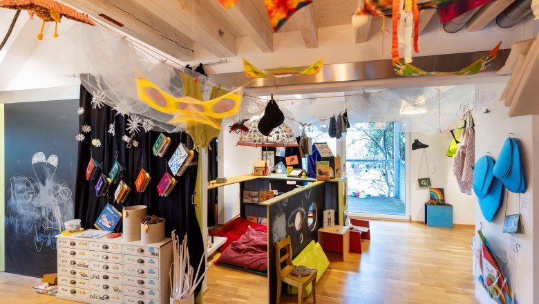 Children's book house, &copy; Harald Eisenberger