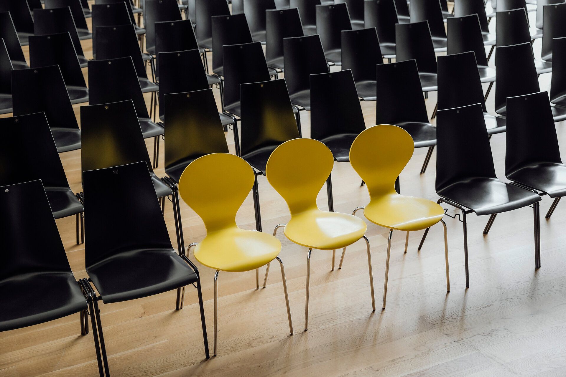Die leeren Stühle in der Stadthalle Ybbs laden zu inspirierenden Veranstaltungen ein. Hier, wo die Donau fließt, entsteht eine Atmosphäre der Vorfreude und des Austauschs. Genießen Sie die Ruhe vor dem Sturm der Kreativität und Begegnungen.