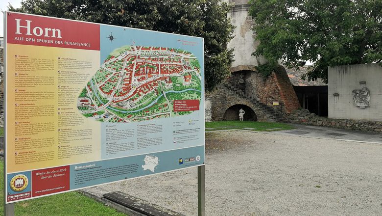 City map of Horn in front of the historic city wall.
