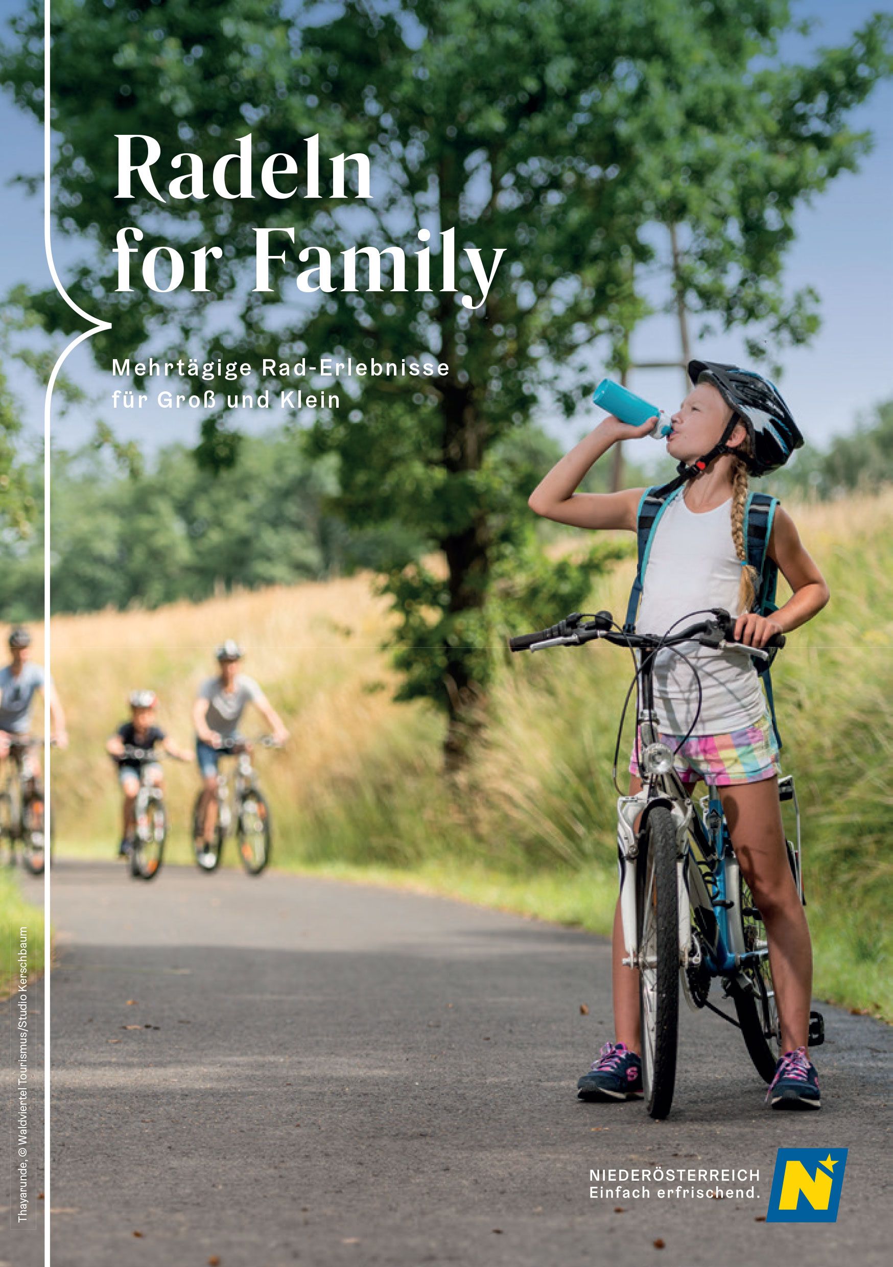 Cover der Broschüre Radeln for Family mit einem Kind auf einem Rad im Vordergrund, das auf der Thayarunde eine Trinkpause macht. Im Hintergrund ist die nahende Familie auf Rädern zu sehen. 
