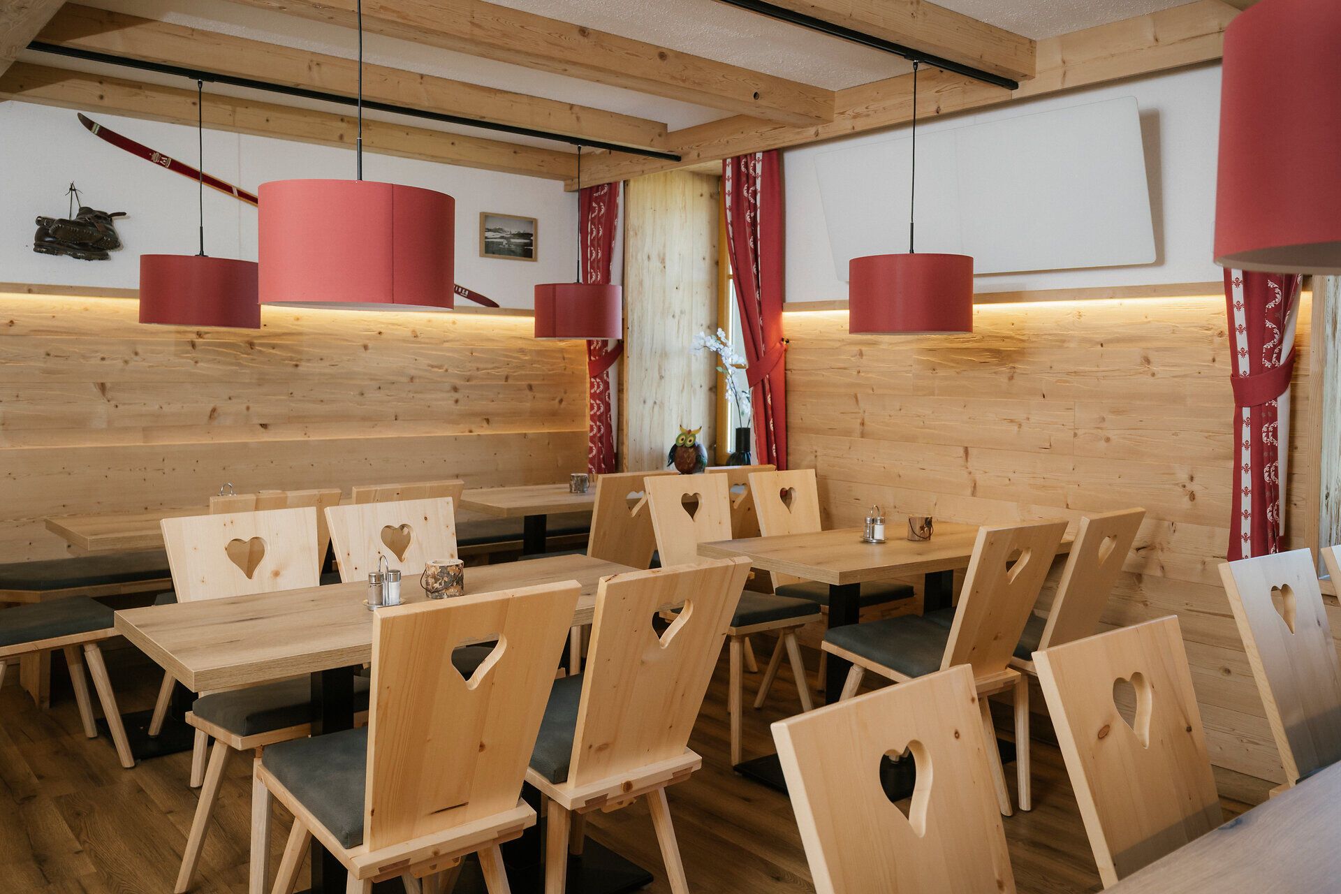 Dining room with wooden tables and chairs featuring a heart motif at the Damböckhaus on Schneeberg