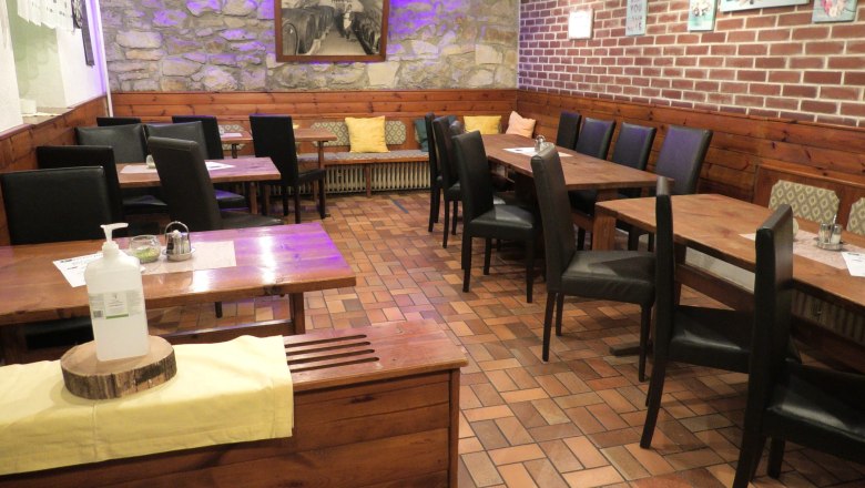 Stüberl with tables in the Stadtwirt Windisch, Mannersdorf/Leithagebirge