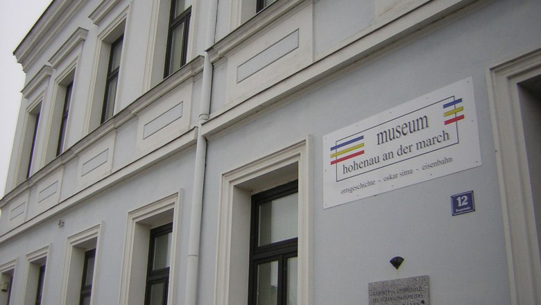 Façade of the Hohenau an der March Museum with sign and memorial plaque.
