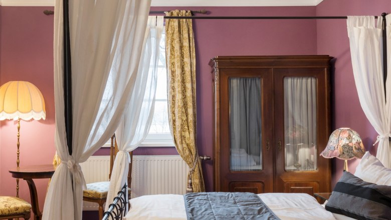 A cozy room with alrrosé colored walls