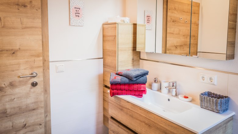 Red vacation apartment - bath/WC, © Ludwig Fahrnberger